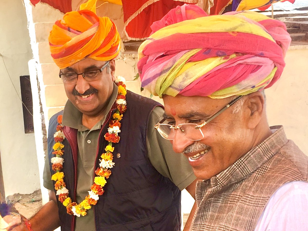 RaoRajendraBJP's tweet photo. मेरे घनिष्ठ मित्र, मेरे परिवार के अभिन्न सदस्य एवं वरिष्ठ जननेता पूर्व विधायक श्री अतर सिंह भडाणा जी की निर्मम हत्या से मन आक्रोश, शोक और गहरी पीड़ा से भर गया है जिसे शब्दों के माध्यम से उसे बयां करना संभव नहीं है। 

यह केवल एक व्यक्ति की हत्या नहीं है, यह जनसेवा, सादगी और निर्भीकता की विचारधारा पर किया गया कायरतापूर्ण हमला है। एक ऐसा व्यक्ति जो सदैव गरीब, किसान और कमजोर की आवाज बनकर खड़ा रहा, जिसने कभी किसी के सामने झुकना नहीं सीखा, उसकी इस प्रकार हत्या कर देना सम्पूर्ण समाज और लोकतंत्र को शर्मसार करने वाली घटना है।

श्री अतर सिंह भडाणा जी मेरे लिए केवल एक राजनेता नहीं थे, वे मेरे भाई, मेरे परिवार के सदस्य और सुख-दुख के साथी थे। उनका जाना मेरे जीवन की अपूरणीय क्षति है।

मैं प्रशासन और सरकार से मांग करता हूँ कि इस जघन्य हत्याकांड की निष्पक्ष, त्वरित और उच्चस्तरीय जांच करवाई जाए और दोषियों को ऐसी कठोरतम सजा दी जाए, जो भविष्य में किसी को भी इस प्रकार का दुस्साहस करने से रोके।

ईश्वर से प्रार्थना है कि दिवंगत पुण्यात्मा को अपने श्रीचरणों में स्थान दें और शोकाकुल परिवार को इस असीम दुःख को सहन करने की शक्ति प्रदान करें।

इस दुःख की घड़ी में मैं और मेरा पूरा परिवार भाभीजी, बेटे अर्जुन, बेटी अंजना, ज्योति, तरुणा, किरण सहित पूरे भडाणा परिवार के साथ खड़ा है।

विनम्र श्रद्धांजलि। ॐ शांति! 
#AtarSinghBhadana