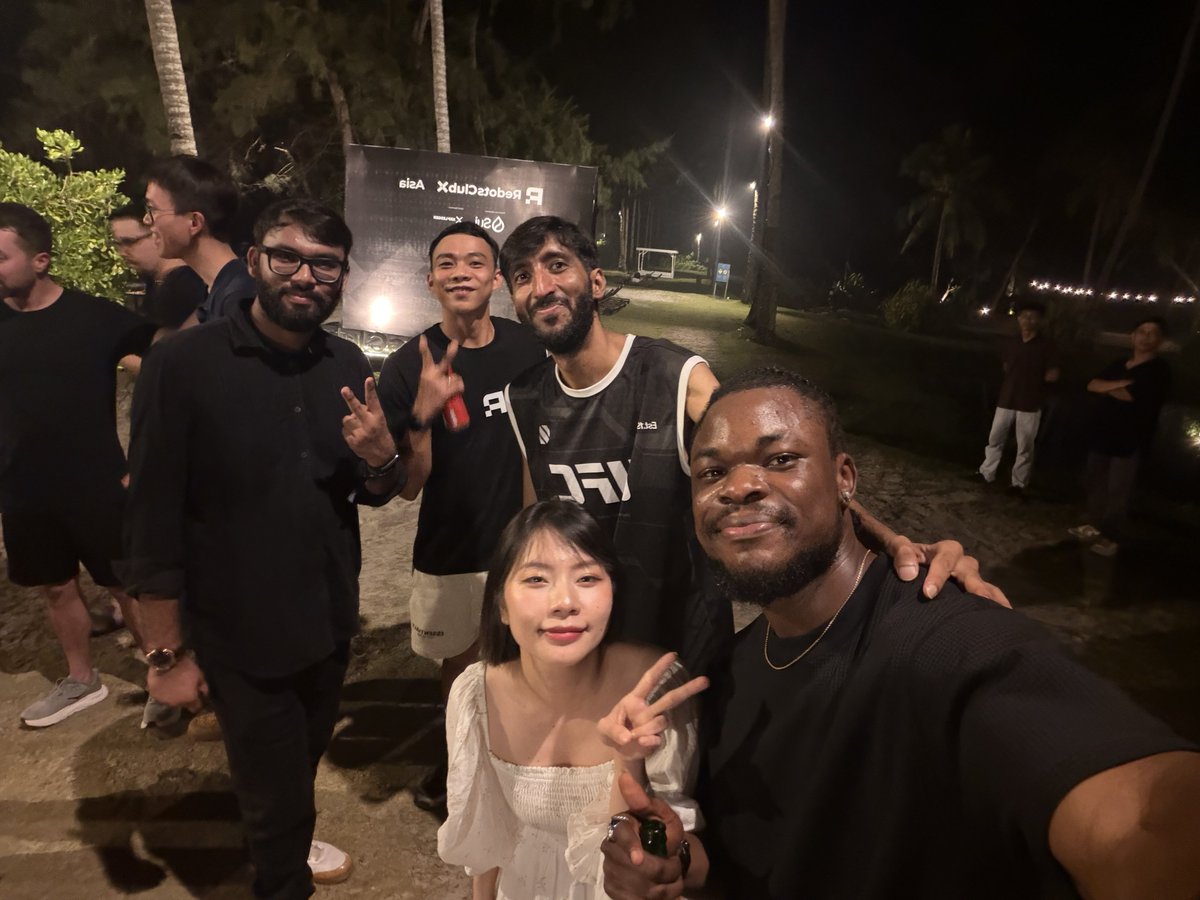 heisfeezy's tweet photo. When I first announced that I’d be heading to Bintan Island, Indonesia, for a special two-day resort experience with the RedotsClub team, I was looking forward to the experience, the getaway and the opportunity to connect with other members of the community.

But looking back, one of the best parts of the experience wasn’t just the beautiful location or the activities. It was the people I got to meet and also lead as a Team Leader (Team Rise)

I’m genuinely grateful for the new friendships, the shared moments and the opportunity to cross paths with such amazing people from different continents.

@RedotsClub gave us the memories, but the people made it more special ❤️.