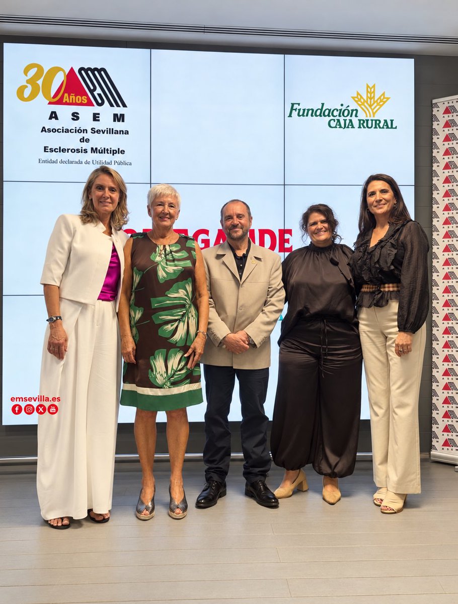 SaludConsumoSe's tweet photo. 💚 30 años acompañando y defendiendo derechos.
Silvia Maraver acompaña a ASEM en sus premios y su 30.º aniversario, con un reconocimiento especial a Águeda Alonso por su dedicación a las personas con discapacidad.
¡Enhorabuena! #ASEM #EsclerosisMultiple #Sevilla https://t.co/aybU10yPPx