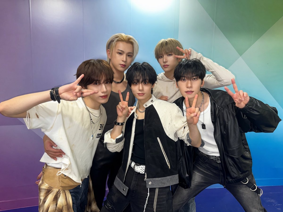 official_ONEUS's tweet photo. 📸
'쇼챔피언' 스테이지 챔피언

투문들의 뜨거운 응원 덕분에
스테이지 챔피언을 차지했습니다! 🏆

소중한 1위를 선물해 줘서 고마워요 ❤️‍🔥

#원어스 #ONEUS
#FIRST_LIGHT_井 #눈을돌리지마
#쇼챔피언 https://t.co/oNJ1Irlr0w