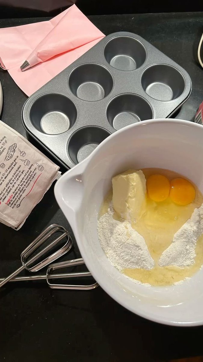 ginaothic's tweet photo. Night cupcakes🧁🩷 https://t.co/uCdPCttOmr