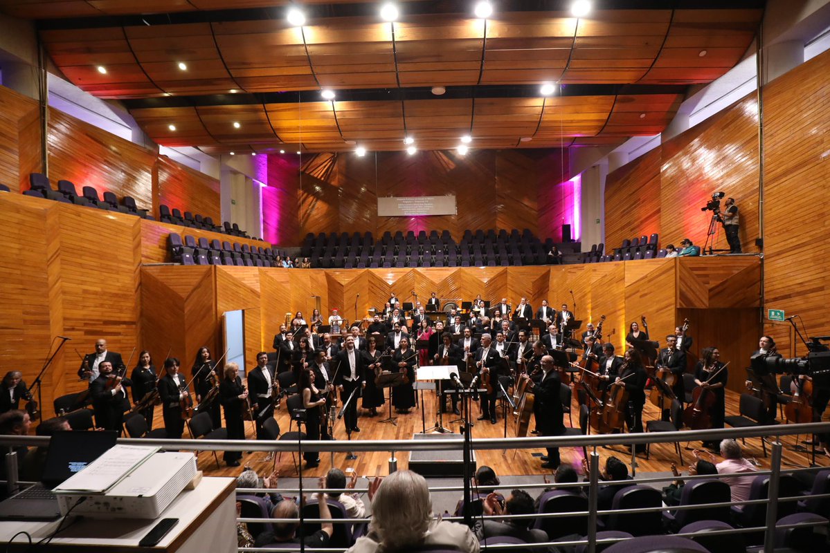 OSEMoficial's tweet photo. Gracias a nuestro público por acompañarnos.
👏🏼 a nuestros compañeros solistas, Sabina Laurain y Gloria Huh, flautistas; Nana Babayeva y Luis Vital, violinistas; Asaf Kolerstein, violonchelista; y John Urness, trompetista, por este #Programa7 bajo la dirección de @maciasrodrigo_ https://t.co/K1JYo8GudJ