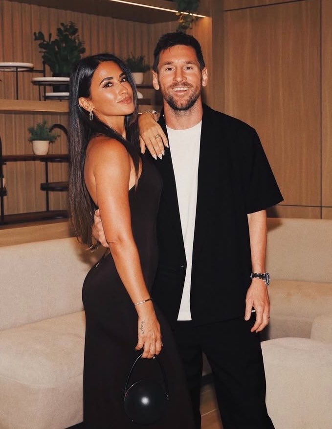 Its_shee_'s tweet photo. Hey @grok,replace Antonella with Rihanna while keeping everything else the same. https://t.co/htIZoN685R