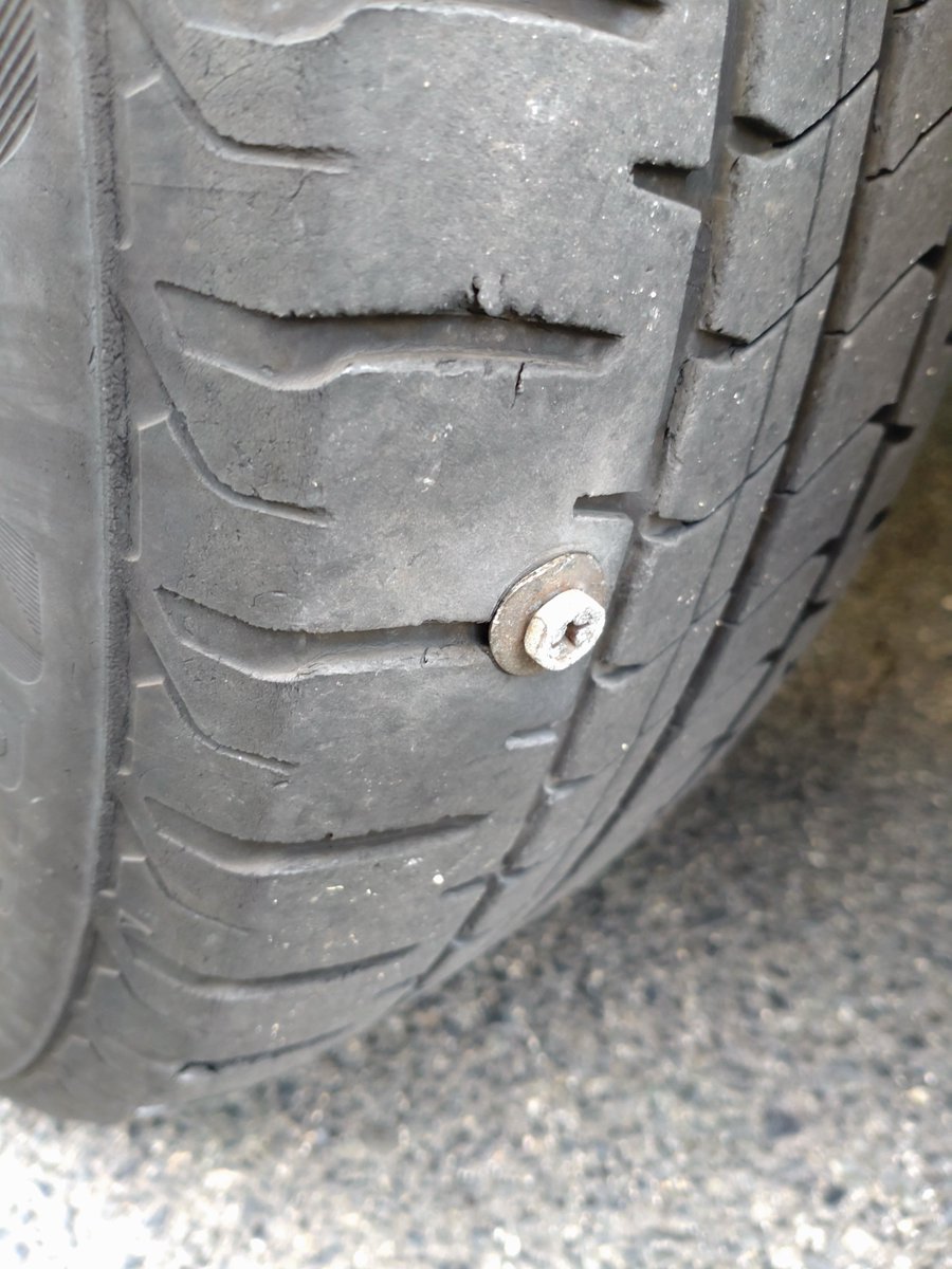 ToMonyan_4575's tweet photo. クギ踏んだ…
車屋持って行ったら
「キレイに刺さってますね(笑) 
位置や 刺さる角度がズレてたら
バーストしてたかもしれませんよ」
だってw
怖…😱
 #送迎車
 #クギ踏み
 #バースト神回避 https://t.co/oGT12i1oTP
