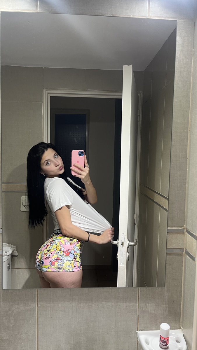 lovielune11's tweet photo. this is your sign to get comfy... although i might be a little too distracting tonight🌙 https://t.co/JkC4xN7SwG