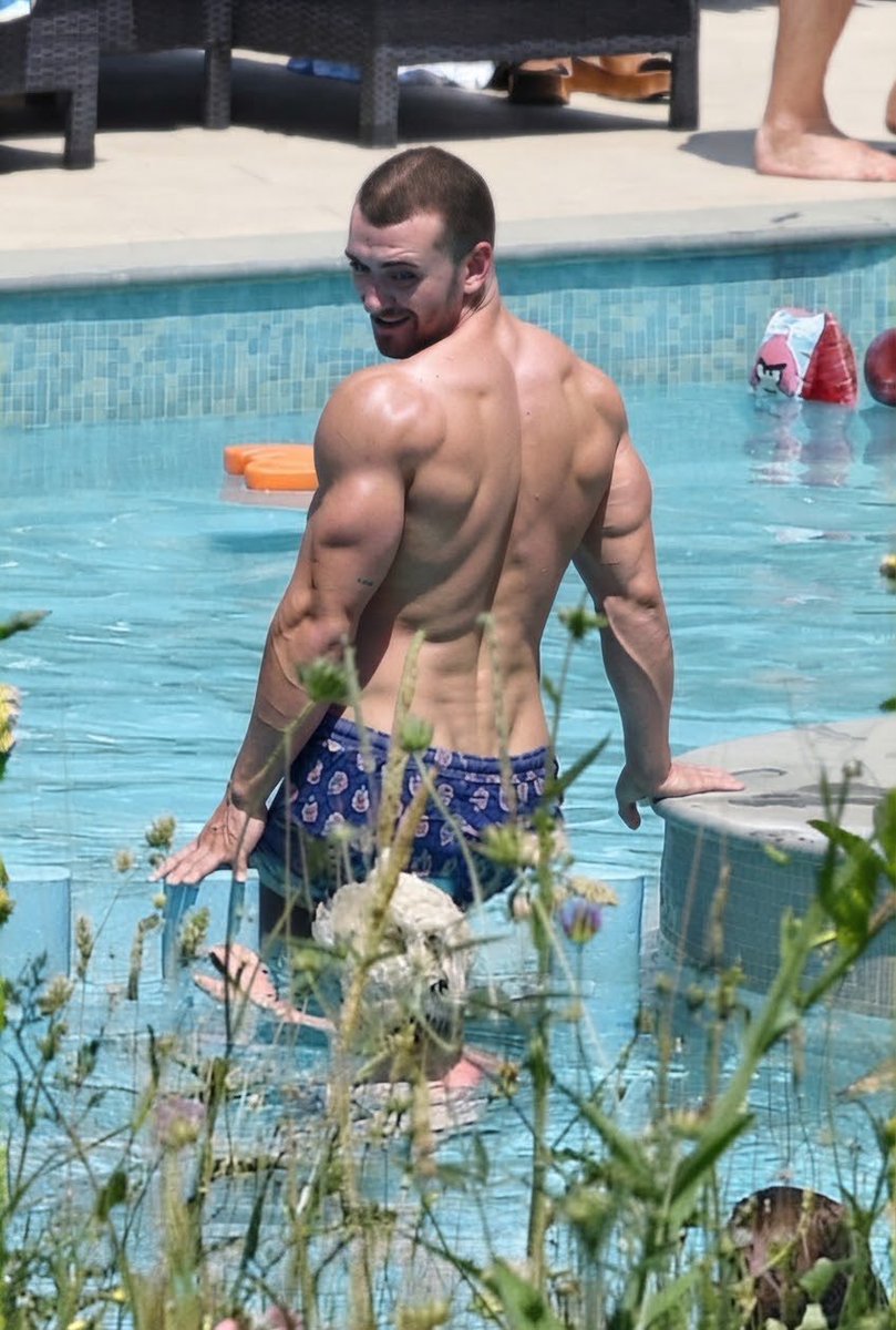 its_alethea_'s tweet photo. English non-binary singer and song writer Sam Smith showing off his shirtless full body physique at the beach.. https://t.co/Xa2rJIxzQM