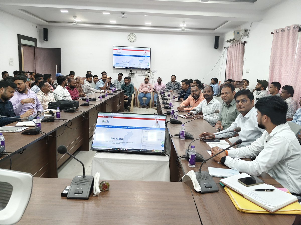 GPM_DIST_CG's tweet photo. सेवा सेतु पोर्टल के प्रभावी क्रियान्वयन के लिए प्रशिक्षण आयोजित
900 से अधिक शासकीय सेवाओं का लाभ आम नागरिकों तक सुगमता से पहुंचाने पर जोर।
#chhattisgarhcmo
#dprchhattisgarh
#GPM https://t.co/KjmrU4VREC