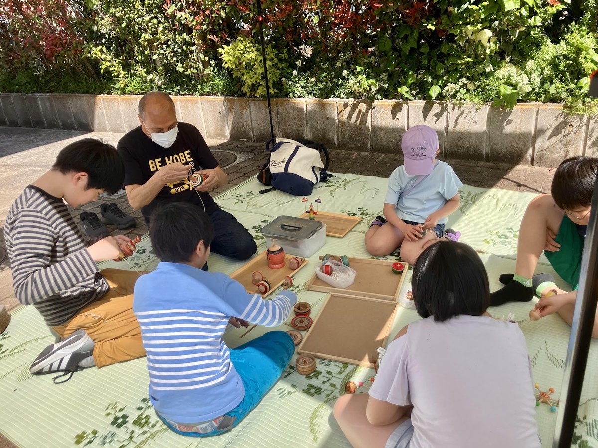 mintsuna2026's tweet photo. みんなつながるフェスまであと2日！

協力団体紹介：いろんな独楽を回してみよう！
これも独楽！？とおどろくような珍しい独楽を手提げに詰め、あちこちの子ども食堂で子どもたちからも大人気の独楽コーナーです。フェスでもとっておきの独楽を披露します。いろんな独楽…上手く回せるかな？ https://t.co/hODsbZzvWL
