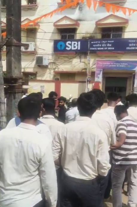 badakhabarnews's tweet photo. #ଏଫ୍ଏମ୍_କଲେଜରେ_ABVP_ଓ_BCJD_ମୁହାଁମୁହିଁ
-FM କଲେଜରେ ABVP ଏବଂ BCJD କର୍ମୀଙ୍କ ମଧ୍ୟରେ ମୁହାଁମୁହିଁ ପରିସ୍ଥିତି
-ନିର୍ଦ୍ଦିଷ୍ଟ ଗୋଷ୍ଠୀ ଟଙ୍କା ବାଣ୍ଟୁଥିବା ଅଭିଯୋଗ
-ପୋଲିସର ହସ୍ତକ୍ଷେପ ପରେ ପରିସ୍ଥିତି ଶାନ୍ତ, ଚାଲିଛି ଭୋଟିଂ
#FMCollege #Balasore #ABVP #BCJD #StudentElection #BadaKhabar https://t.co/dB7Cp5UIcc