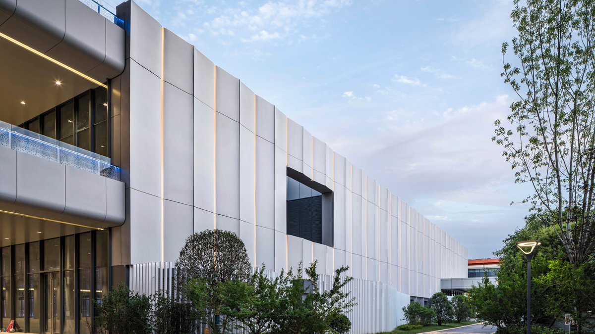 JujiangArt's tweet photo. Vertical line panels form the theatre facade. Minimal cladding reveals the quiet, solid beauty of modern cultural buildings.
#BuildingCladding #ArchitecturalPanels #FacadeDesign #ModernArchitecture #ConstructionMaterials https://t.co/DU2EK60MIT
