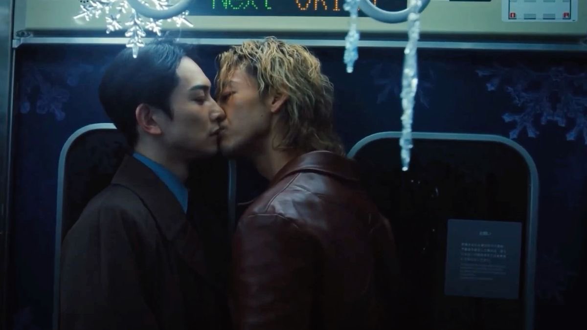 hyuuncha's tweet photo. something gay always happening in that damn train https://t.co/lNYsuNlBCF