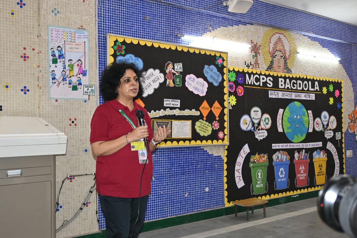 DefenceAccounts's tweet photo. CGDA Smt Alka Nangia Arora, IDAS @alkanangiaarora led officers and staff of CGDA Office at the ‘shramdaan’ organised @MCD_Delhi Primary School, Bagdola #Dwarka under #SwachhataHiSeva. 
@SwachhBharatGov 
Read more @SpokespersonMoD: https://t.co/A5NJ5bHmdE https://t.co/atxnf8pIC2