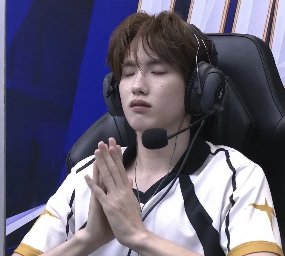 myjetskyy's tweet photo. ธัชชัยยยยยย 525255225แสบมากก

#ROVxBUS
#RoVTPOPTournament
#PHUTATCHAI https://t.co/YStJetxSGr