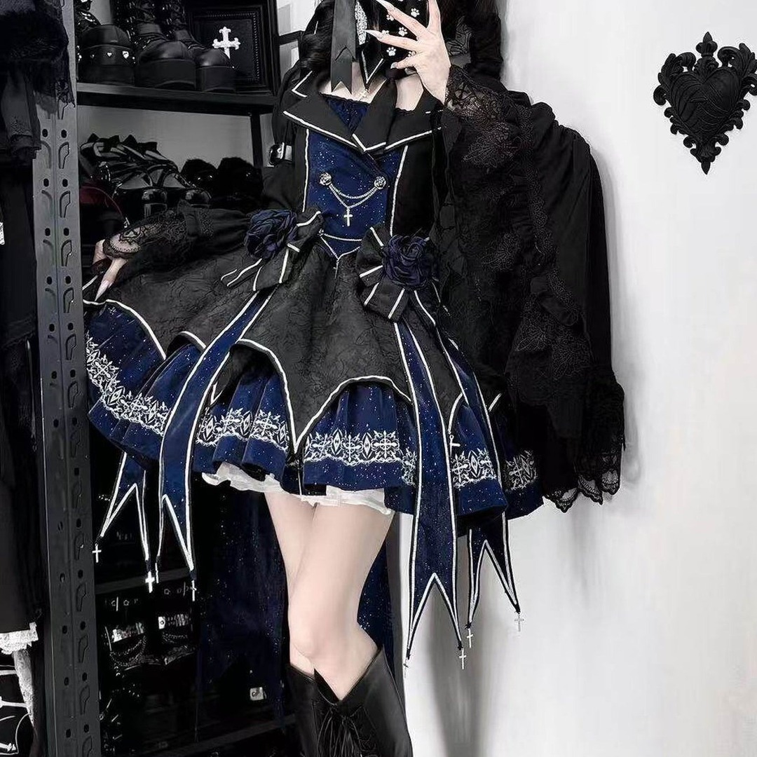 LilyBlack_shop's tweet photo. Dark Flame Princessのゴシックロリータ🖤
ネイビーとワインレッド、コートまでフルセットで