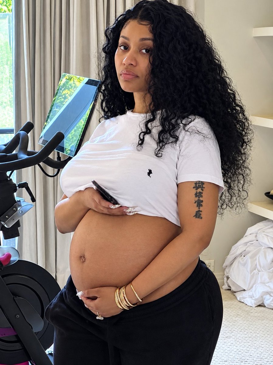 1islaa_'s tweet photo. Nicki minaj shocked us with this amazing new baby bump 😍, thats not the case,the issue is who is the blessed man behind her pregnancy https://t.co/d0KVwl3Ojr
