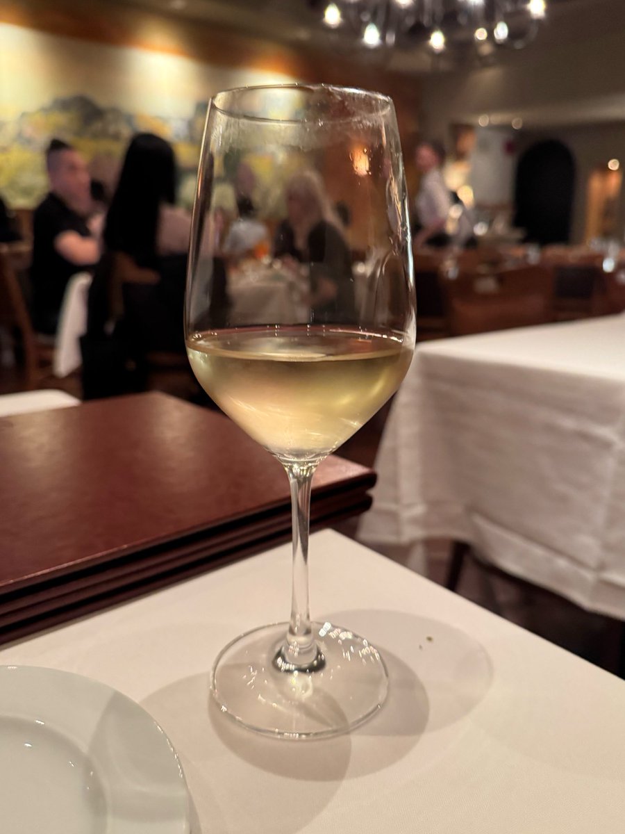 cinnamonbased's tweet photo. I have recently been craving a glass of white wine. Riesling or Sauvignon. In the nicest wide thin stem glass. Please somebody!!!! https://t.co/hvkrCcFUL3
