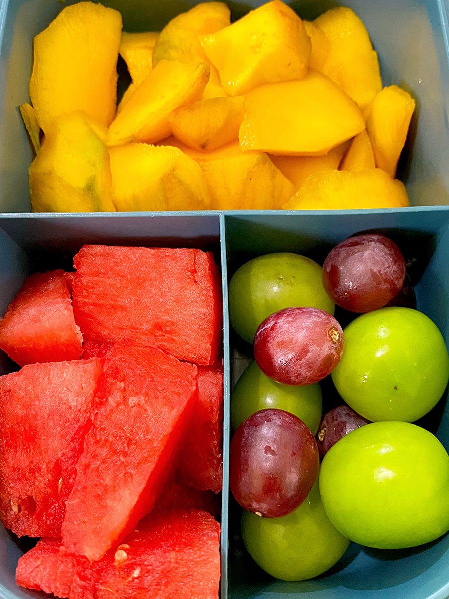 sikucingkuma's tweet photo. makan buah apa dulu?? https://t.co/pqijb5WTeh
