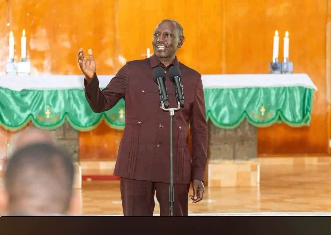 MutemiWaKiama's tweet photo. "Nilipochukua Serikali 2022, bei ya petroli ilikuwa Ksh 129, bei ya Diesel ilikuwa Ksh 159 na bei ya Kerosene 103.

Nilipata huko kwa Epra na Ministry ya Energy and Petroleum kulikuwa na macartel, mimi nikapambana na wao. Niliwaambia mambo ni matatu. Sasa, tumestablize bei ya mafuta. Petroli ni Ksh 227, bei ya Diesel ni Ksh 228 na bei ya mafuta taa ni 218. 

Hii maneno tulifanya ili kusawasisha kila mtu. Hapo mbeleni, ilikuwa watu walikuwa wananunua mafuta bei ya chini na wengine sehemu zingine wananunua bei ya juu. Ndio tunasema USAWA NI SAWA

AKILI BANAAAAAAA, AKILIIIIIIIII"~William Ruto