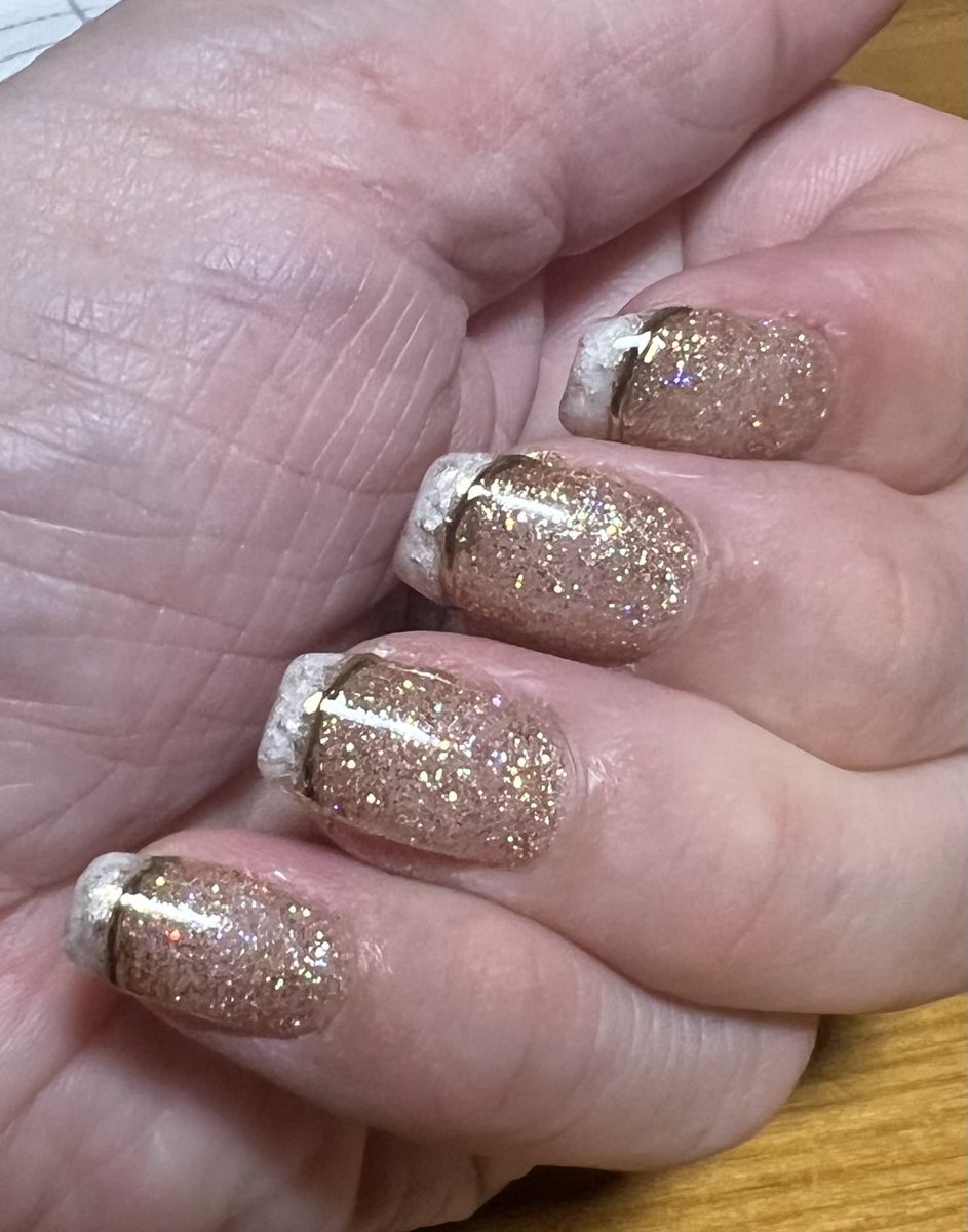 amipan_81518's tweet photo. フレンチネイル💅完成😊
ベース色はエメナさんのシュガーパウダー
フレンチはプレストさんのパール色
フレンチラインはプレストさんのアイシングジェルブラウン
ミラーパウダーはベイビーミラージュさんのゴールド

#ネイル
#ジェルネイル
#フレンチネイル https://t.co/0nxegx9MHJ