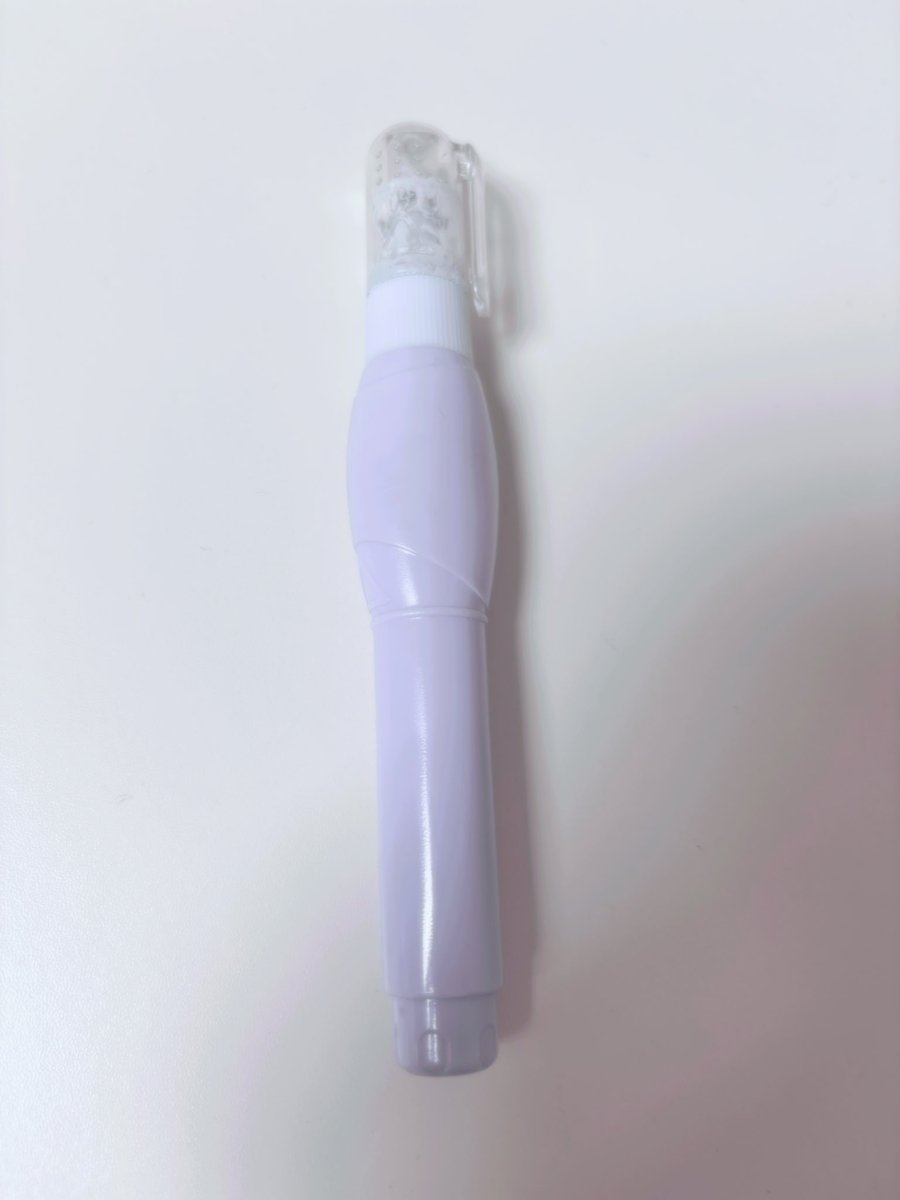 Laurel_1225's tweet photo. 这里安息着本人的第二任涂改液——小紫。
籍贯：得力；
户口所在地：名创优品；
出生时间未知，2025年11月9日开始交往，卒于2026年10月15日；
身材婀娜，性格柔顺；
死因：过度挤压。 https://t.co/CrFJsjfkr7