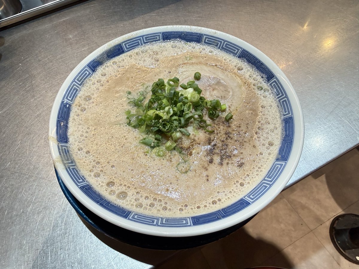 minowayamaru's tweet photo. 【価格改定のお知らせ】

原材料費や光熱費の高騰が続く中、箕輪家では家系ラーメンの提供を休止し、熟成豚骨一本に絞ることで、仕込みや営業の効率化に取り組みました。

その結果、熟成豚骨を
780円 → 750円に。

値下げです。

一杯に集中して、もっとおいしく。
もっと気軽に、何度でも食べに来てもらえる店を目指します。