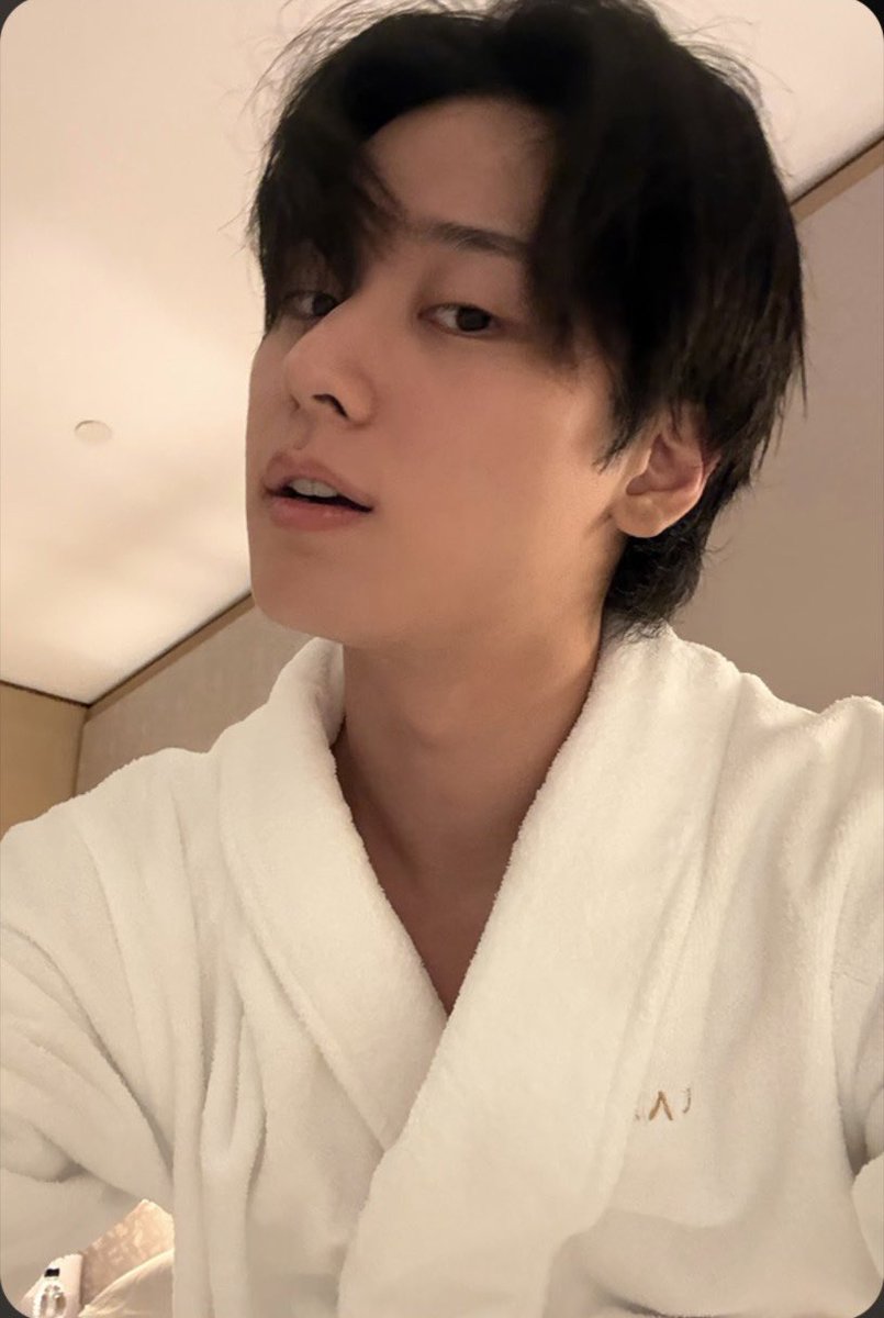 dailyljy's tweet photo. this juyeon robe selfie is insane https://t.co/DgObUD08DM