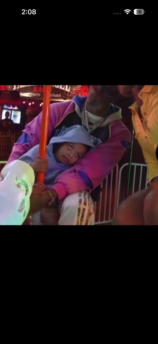 Neicey_Poohh97's tweet photo. Blueface &amp; Chrisean need to go get Jr Diagnosed ASAP 😡 I just literally watched this boy slip into a silent seizure on live 😨He also didn’t blink the entire time. This is scary, She so in denial &amp; think god gone change his condition they gone end up killing this child 💔omfg https://t.co/70IFcax8Ng