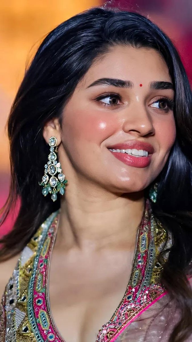 Chitra_Threads's tweet photo. ANDARU DONGALE — KRITHI SHETTY🫦
Na peru krithi nenu oka upper middle class ammayi ni intlo nenu amma nanna thammudu untam. Daily morning levagane intlo pooja lu cheyadam school ki velli chaduvukovadam malli intiki vachaka fresh ayi works complete cheskoni padukovadam https://t.co/49nmMnSF9S