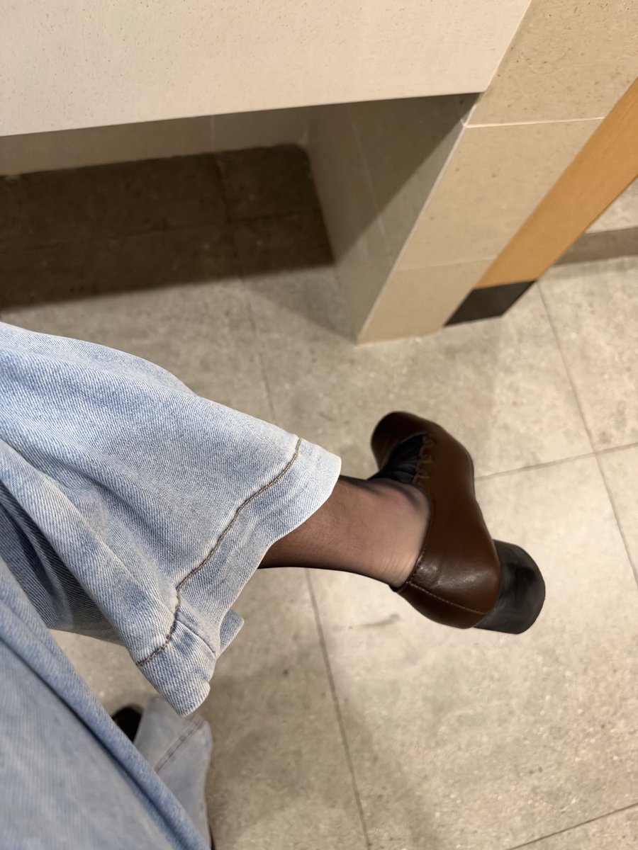 XinyanCD's tweet photo. 今天穿了黑丝丁字裤出门办公。
我在马路上像女人一样扭动��股。
之前每一次出去都会用震动棒把自己的精液排出来，今天却只想用女人的身份好好工作一天，可能这就是心理上的雌堕吧😭 https://t.co/ESRMTFotDf