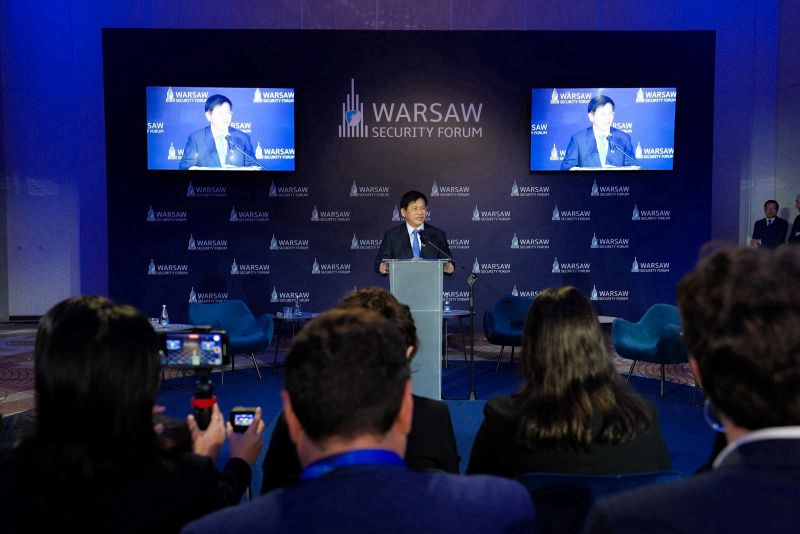 Taiwan_Today's tweet photo. FM Lin @chia_lung🇹🇼  visits #Poland🇵🇱, gives speech at Warsaw Security Forum
https://t.co/LkaCy9sAcI https://t.co/iumtKKPDkF