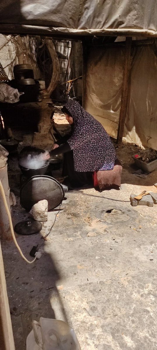 HnifOday61082's tweet photo. 💔I'm Rania from Gaza
 Winter is here, and my tent needs repairs. My children desperately need warm clothes and blankets to survive the cold🥶🌧️
🙏I need $300 to repair our tent and keep my children warm.Please donate or share my link. Every bit helps!🤍🇵🇸
https://t.co/iFWQXOIDPa https://t.co/sqwTBGtEu8