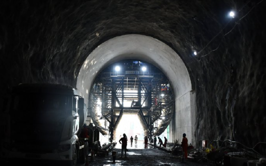 EnergyChinaCEEC's tweet photo. On the Kwanza River in Angola, a mega‑project is steadily taking shape.✨
Recently, Caculo Cabaça Hydropower Station built by CEEC has finished concrete lining for Tailrace Tunnel No.1, marking another key step toward full commissioning.
💡With a total installed capacity of 2,172 MW, the hydropower plant will generate 8,566 GWh annually upon completion — enough to cover over 40 % of Angola’s power demand.
From rushing river currents to lights in countless households, clean energy is rewriting the story of the Kwanza River.
Behind this achievement lie countless Chinese and African builders, showing up side‑by‑side day after day. Follow their camera lenses and witness this partnership across vast distances.📸
#CleanEnergy #ChinaAfricaCooperation #Infrastructure #SnapshotChanges