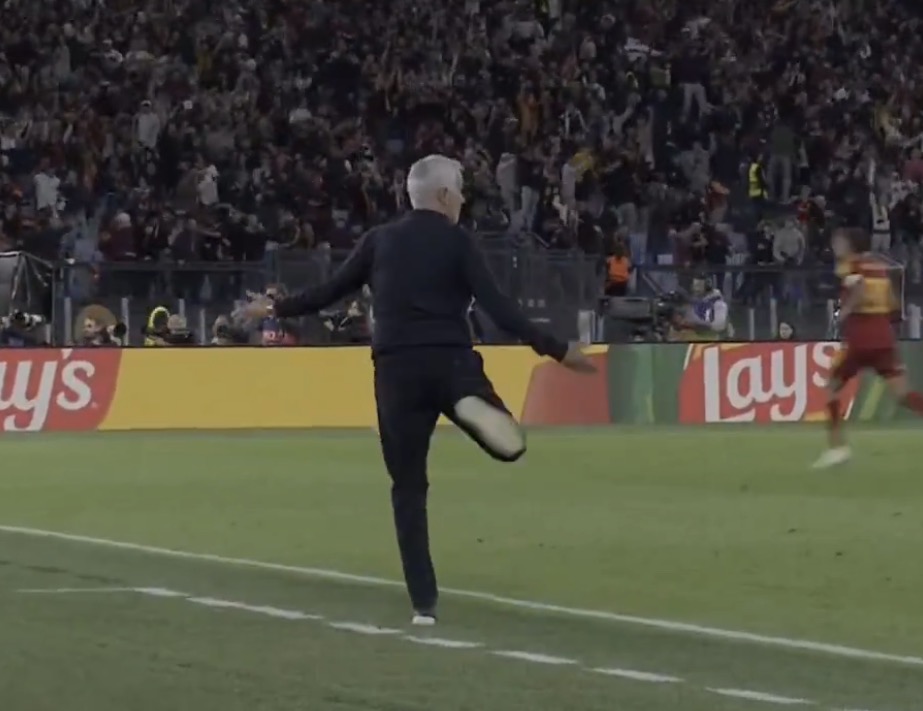TouchlineX's tweet photo. 🚨 𝗡𝗘𝗪: After AS Roma scored, José Mourinho was pointing at Vinicius while repeating the useless skill he made which lead to AS Roma’s goal. https://t.co/z8EKyAzKMA