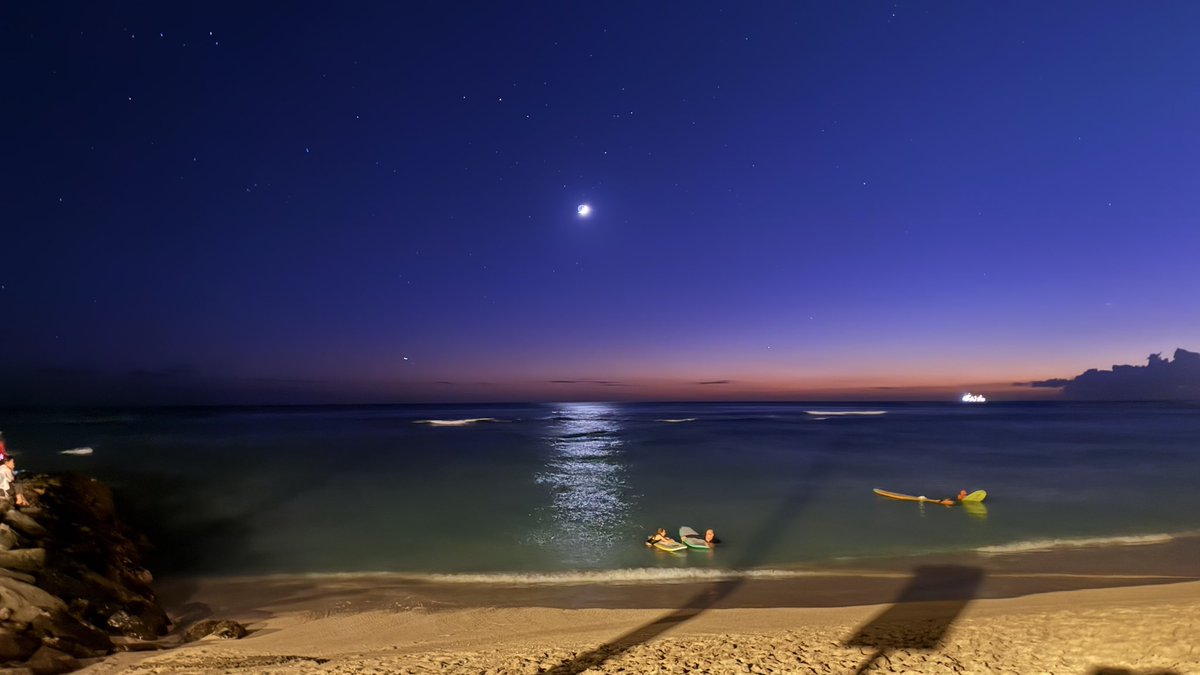 hawaii_isla808's tweet photo. Good night from Waikiki 🙏🏼😴🥱❤️📸🌺🍹 #oahu #hawaii #waikiki #waikikinightlife https://t.co/xg9qEodVlv