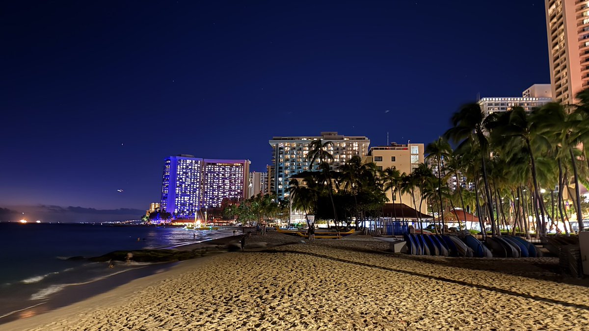 hawaii_isla808's tweet photo. Good night from Waikiki 🙏🏼😴🥱❤️📸🌺🍹 #oahu #hawaii #waikiki #waikikinightlife https://t.co/xg9qEodVlv