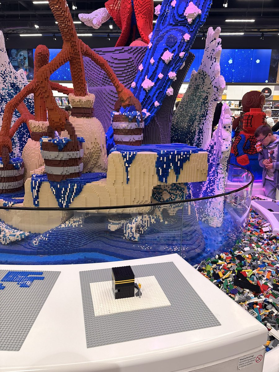 unknownrif's tweet photo. 10/10 la construction de la Mecque qu’on a fait en Lego (j’ai refais le tweet pour éviter la sauce) https://t.co/1Rbf0iK8c8
