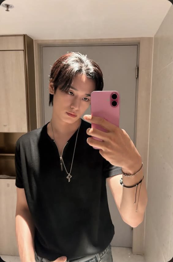 dailyljy's tweet photo. last juyeon pink phone mirror selfie just dropped 🩷 https://t.co/Ri6agS0yFb