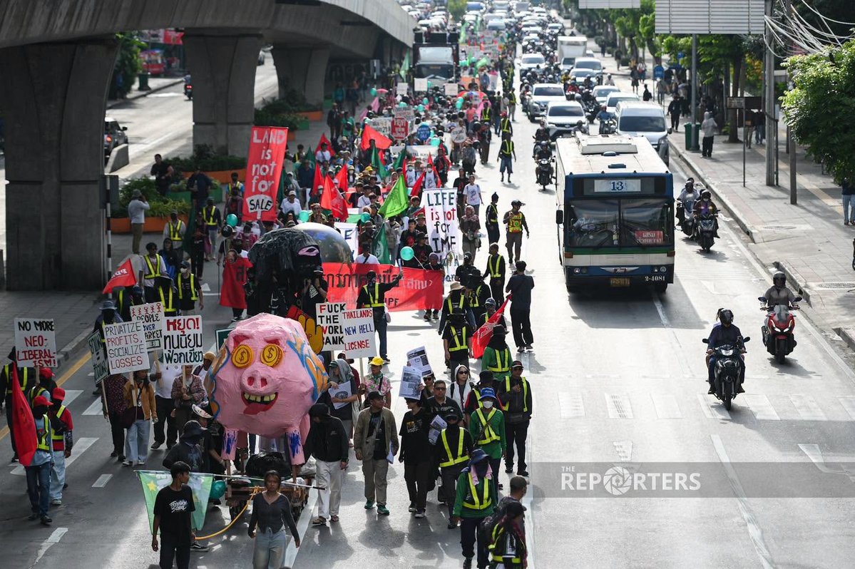 PromStockerDAO's tweet photo. ม็อบประท้วง IMF ประท้วงเรื่องอะไรกันหรอครับ อยากทราบประเด็นและสาเหตุที่ออกกันมาประท้วงครับ 
#WorldBank #IMF https://t.co/dqhMQyoo8V