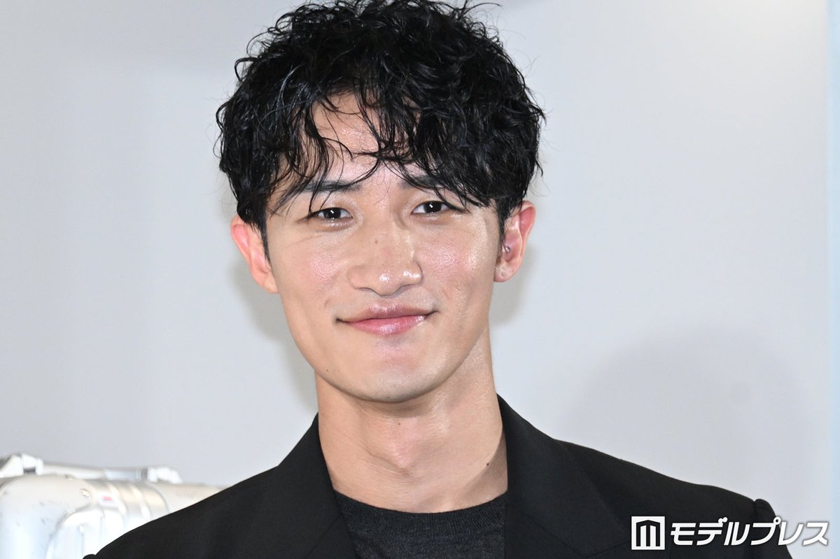 modelpress's tweet photo. 【写真追加📸】Snow Man岩本照
RIMOWA ポップアップイベント「Life Cycles」オープニングレセプション💛
https://t.co/qcvOeuZR9l

▫️長期休暇をともにしたい相手は❓
「僕は楽しむ要員」
▫️自分へのご褒美は甘いもの🍰
「わらび餅ドリンク、タピオカ、チョコレート、パンケーキとか」 https://t.co/JQn80i4yO2