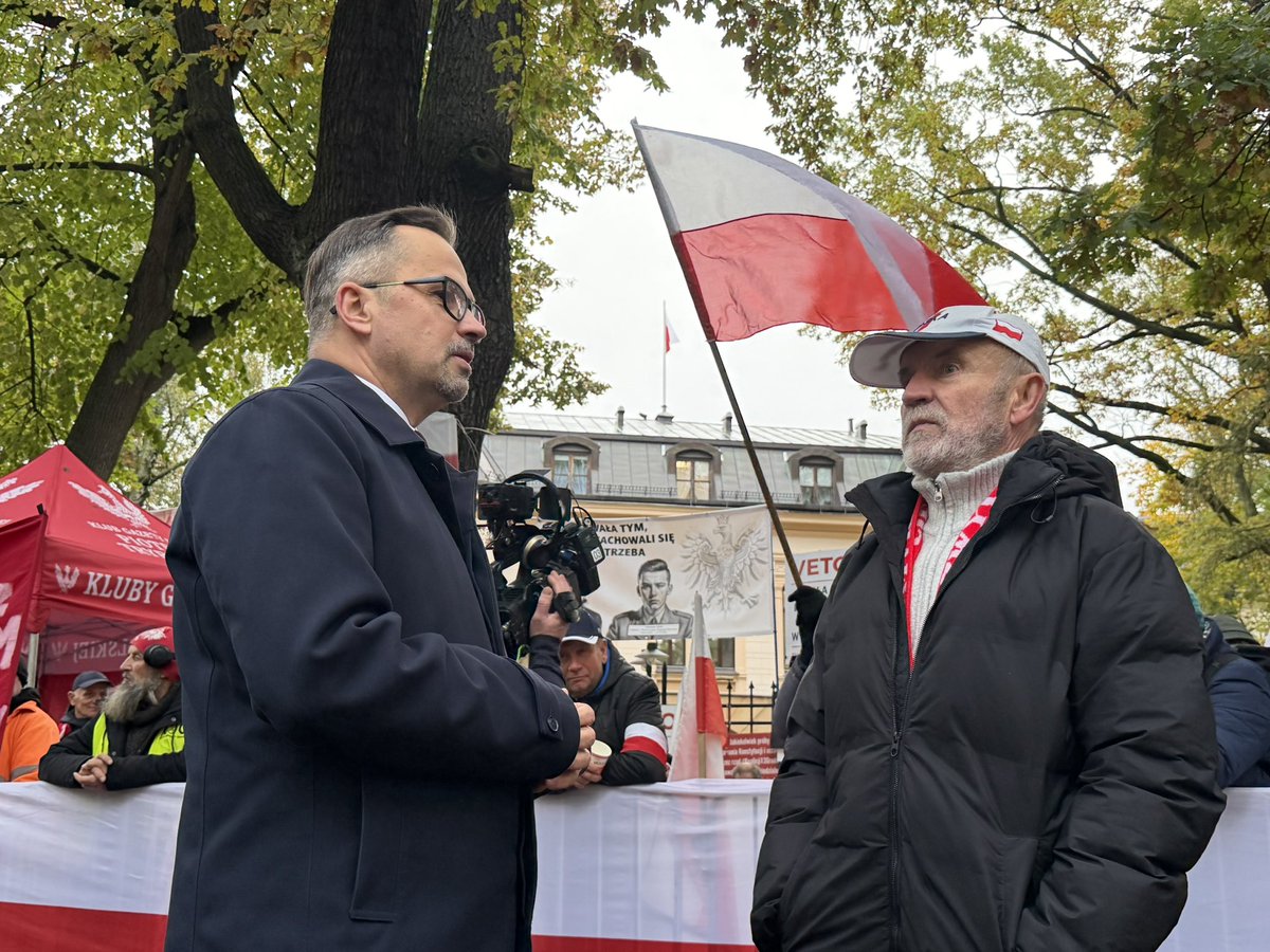 RozwojPlus's tweet photo. Jesteśmy pod Trybunałem Konstytucyjnym. Wspieramy ludzi, którzy spędzili tutaj całą noc.

Jesteśmy z nimi z szacunku dla ich determinacji, wytrwałości i przywiązania do spraw, które są naprawdę ważne 🇵🇱 https://t.co/E7ILTYvJJ1