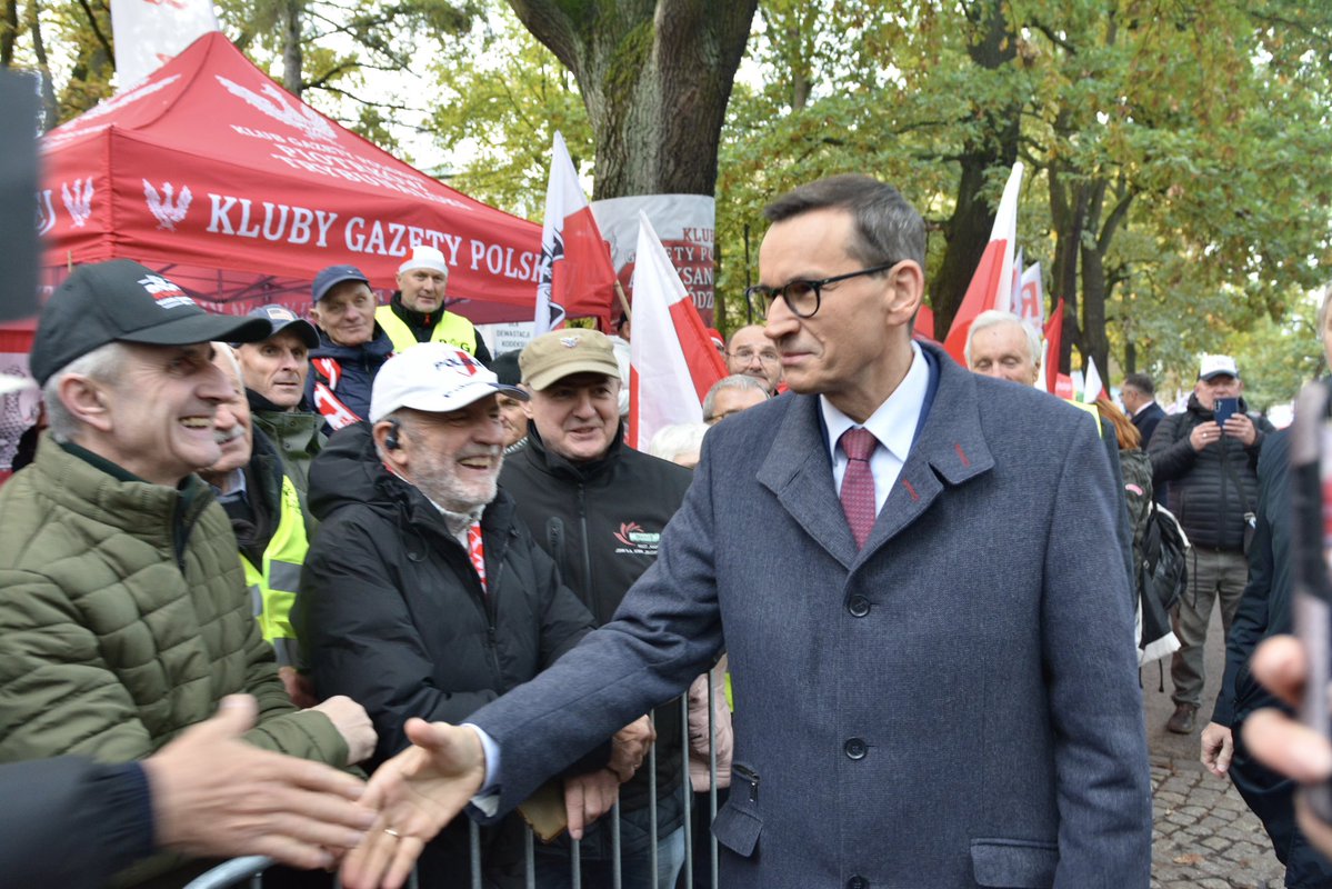 RozwojPlus's tweet photo. Jesteśmy pod Trybunałem Konstytucyjnym. Wspieramy ludzi, którzy spędzili tutaj całą noc.

Jesteśmy z nimi z szacunku dla ich determinacji, wytrwałości i przywiązania do spraw, które są naprawdę ważne 🇵🇱 https://t.co/E7ILTYvJJ1