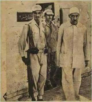 kuzgun_eyup's tweet photo. Seyyid Kutub idam sehpası na götürülürken bir ezher müftüsüde kelime-i şehadet telkini için yanına gidiyor.
Müftü: Kelime-i Şehadet getir.
Seyyid Kutub: Sen bu komediyi tamamlayan son figürmüsün.Sen o dediğin kelime ile ekmek yiyorsun, o kelimeyi söylediğin için ezher'de sana maaş veriyorlar.
Bense O kelime için ipe çekiliyorum.
Şehid Seyyid Kutub