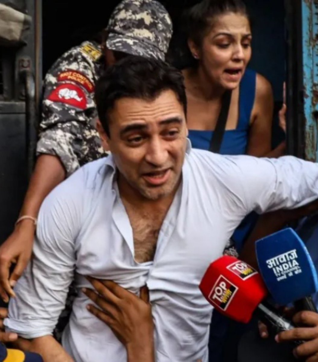 JaikyYadav16's tweet photo. आमिर खान के भांजे इमरान खान को देश छोड़ने का नोटिस।

इमरान खान मुंबई में ज्ञानेश कुमार के इस्तीफे की मांग को लेकर प्रदर्शन में शामिल हुए थे जिन्हें हिरासत में लिया गया था लेकिन रात में उन्हें छोड़ दिया गया था 

दो दिन बाद मुंबई पुलिस ने इनके खिलाफ FIR दर्ज किया क्योंकि

पुलिस को जांच में पता चला कि इमरान खान अमेरिकी नागरिक हैं इसके बावजूद वो प्रदर्शन में शामिल हुए।

अब इमिग्रेशन एक्ट के तहत इन्हें 28 अक्टूबर तक देश छोड़ने का नोटिस भेजा गया है।