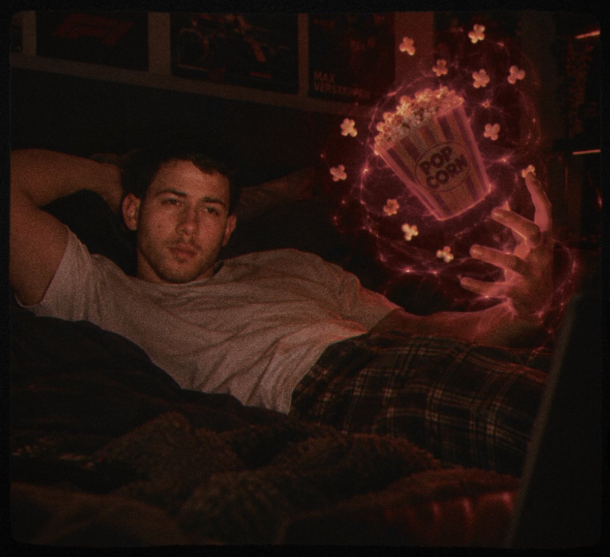 SCARLET0MEN's tweet photo. ——— Bueno, la noche está algo aburrida y solitaria, así que mejor me la pasaré viendo películas. https://t.co/i6hrV9iiZv