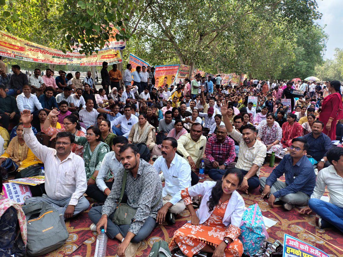 jnhmunion's tweet photo. 🔥 आठवें दिन भी जारी है इको गार्डन में NHM संविदाकर्मियों की हड़ताल! 
@UPGovt जल्द से जल्द समान कार्य–समान वेतन लागू कर NHM कर्मियों को उनका हक़ दे।

मांगें पूरी होने तक संघर्ष जारी रहेगा!
@myogiadityanath @brajeshpathakup
@CMOfficeUP @yadavakhilesh
@SanjayAzadSln

 #NHMStrike https://t.co/nT2tdFDkRY