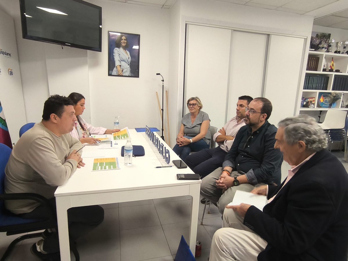 ppcarabanchel's tweet photo. @ppmadrid @GrupoPPMadrid 🔵 El equipo de la vicesecretaría de organización y electoral se reúne en la sede para continuar trabajando en la precampaña electoral de cara a las elecciones del domingo 29 de noviembre.

#PorFin #29N https://t.co/k2PuzbdtOy