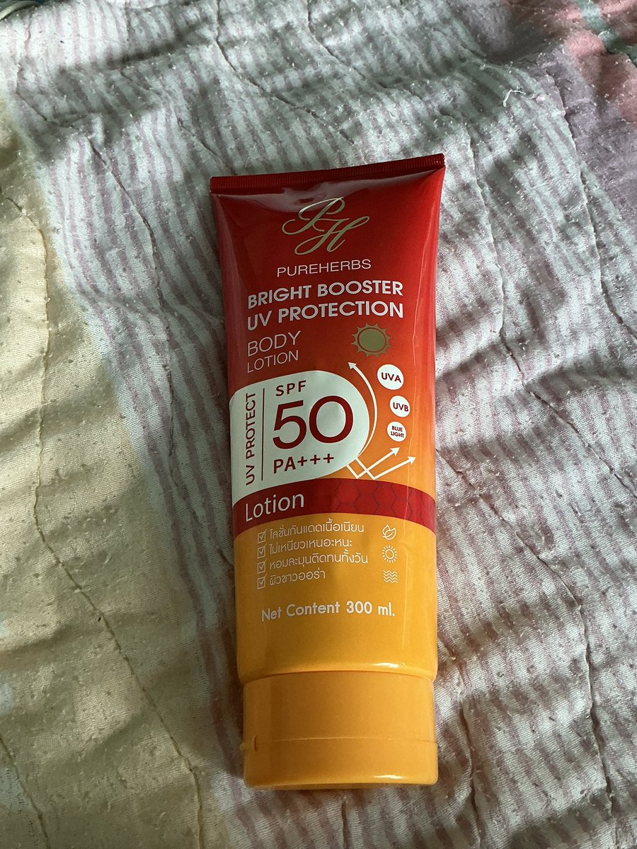 pim09947's tweet photo. ส่วนกันแดด เค้าใช้เป็นตัวนี้เลย Bright Booster UV Protection โลชั่นกันแดด ไบร์ทบูสเตอร์ ยูวี โพรเทคชั่น เพรียวเฮิร์บ SPF 50 PA+++ ผิวไบร์ทขึ้น ใช้ควบคู่กันทุกวันนะคะ ตอนนี้เค้าใช้มา 3 ขวดแล้วน้า🌞🌸🪻

https://t.co/DFJHFwS19n https://t.co/PZW4Wq9NEj