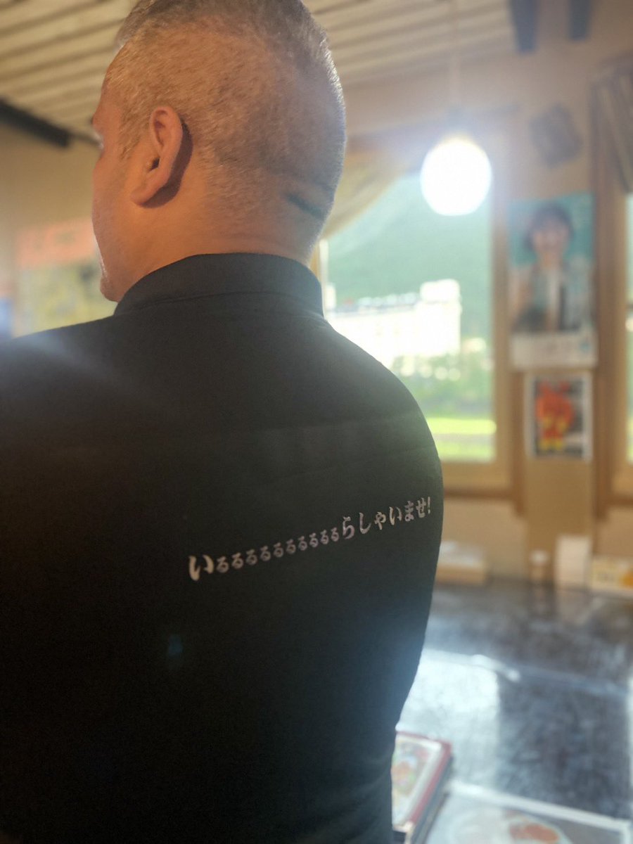 KanjiYumisashi's tweet photo. オムガネーシャのマスターゴビンダさんが作ったオムガネオリジナルTが全く売れていないらしく宣伝させてください！3000円です！！！僕の展示会場出口、オムガネーシャ店内で買えます。なにとぞ！！ https://t.co/hY1aFnTqg4