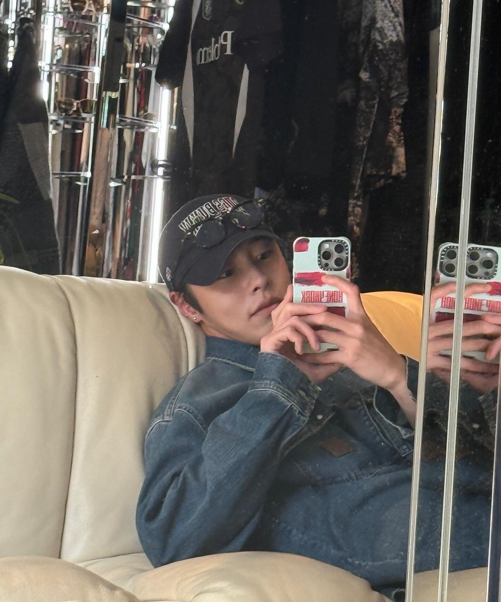 Jagewook's tweet photo. Sofa mode on. https://t.co/fCIDfR2C8P