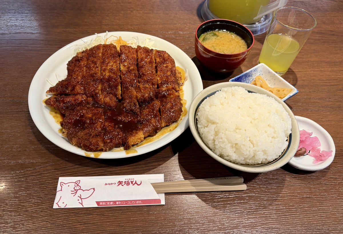 Chitan_cat's tweet photo. ヤバTのLIVEで名古屋来たので「やば」繋がり(？)で昼飯を人生初の矢場とんへ🙂
名古屋めっちゃ来てるのに初w
フライ系は醤油派だけど味噌も悪くなかった😌 https://t.co/YHH1hvkavL